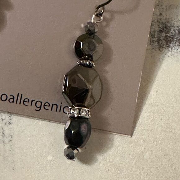 Black dangle hypoallergenic earrings - Picture 2 of 2
